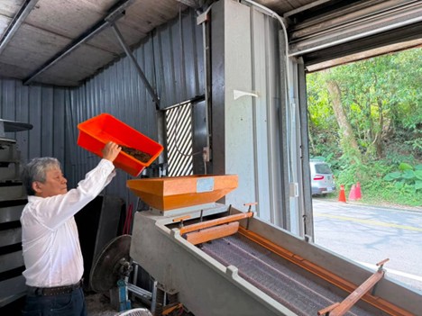 After reaching maturity, the black soldier fly larvae are automatically sorted by size using a screening machine before being processed into protein-rich animal feed, while the remaining organic resid